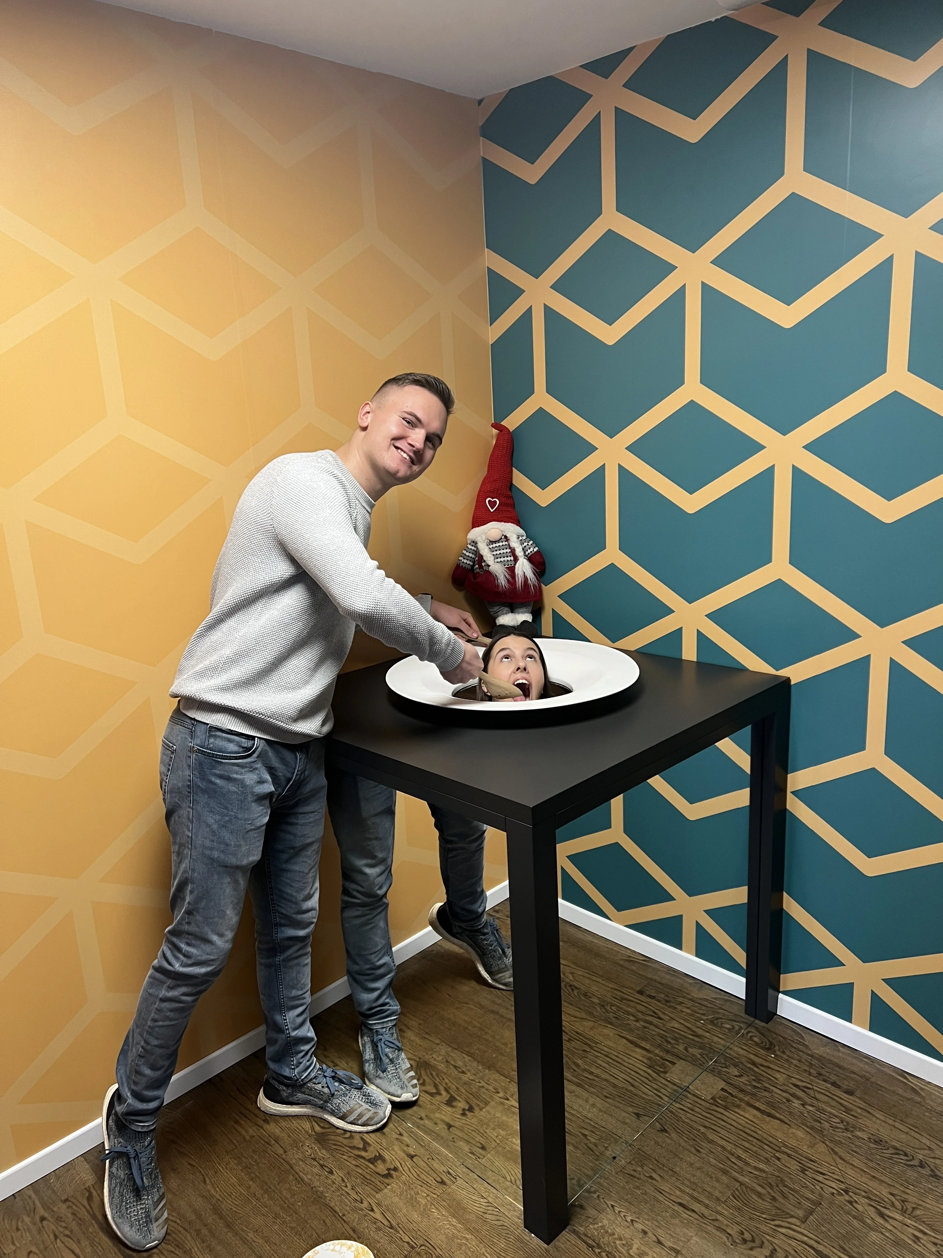 Museum of Illusions: eat from the head illusion