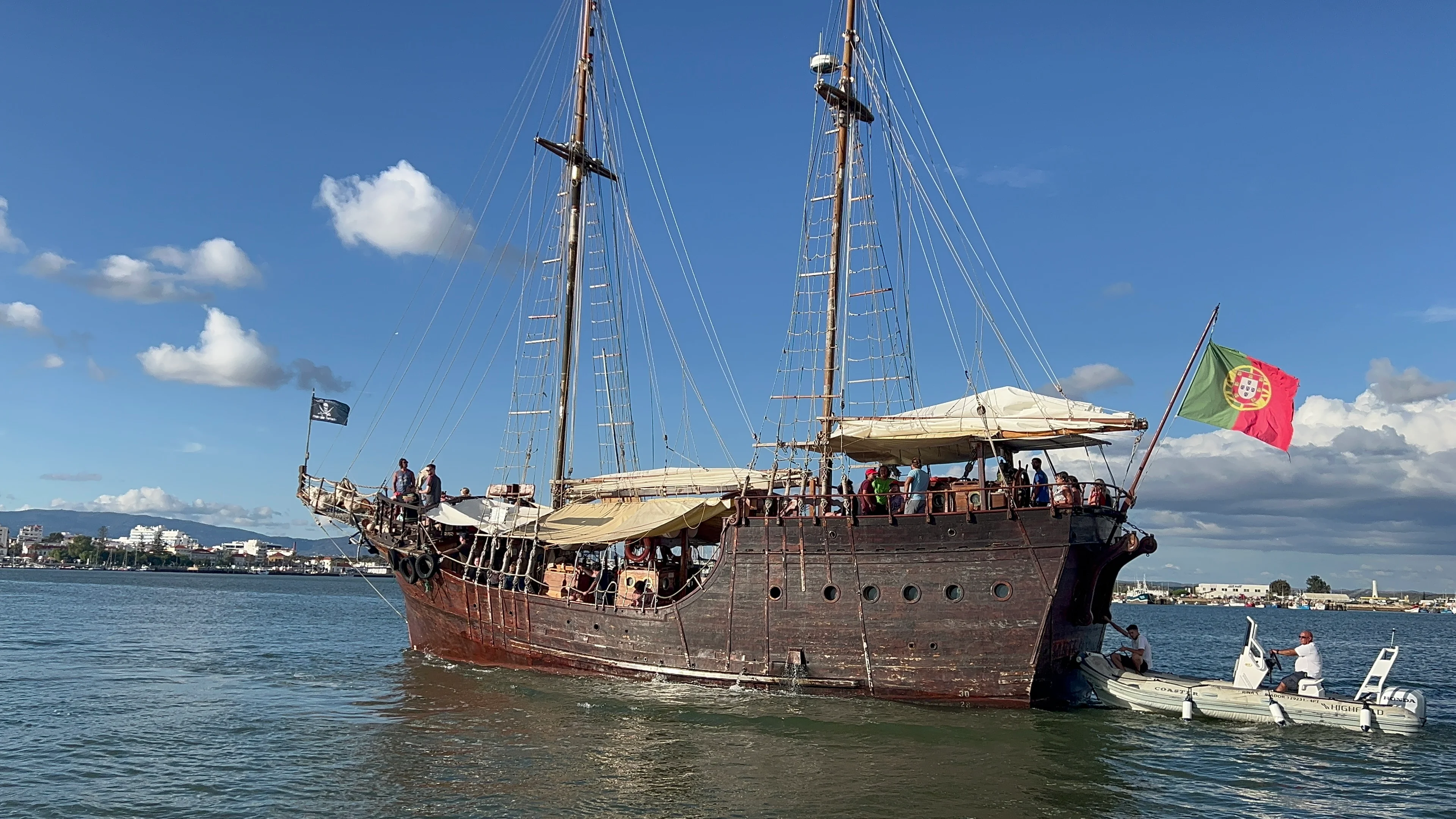 Boat tour with Algarve Cave Captain along the Algarve coastline near Portimão