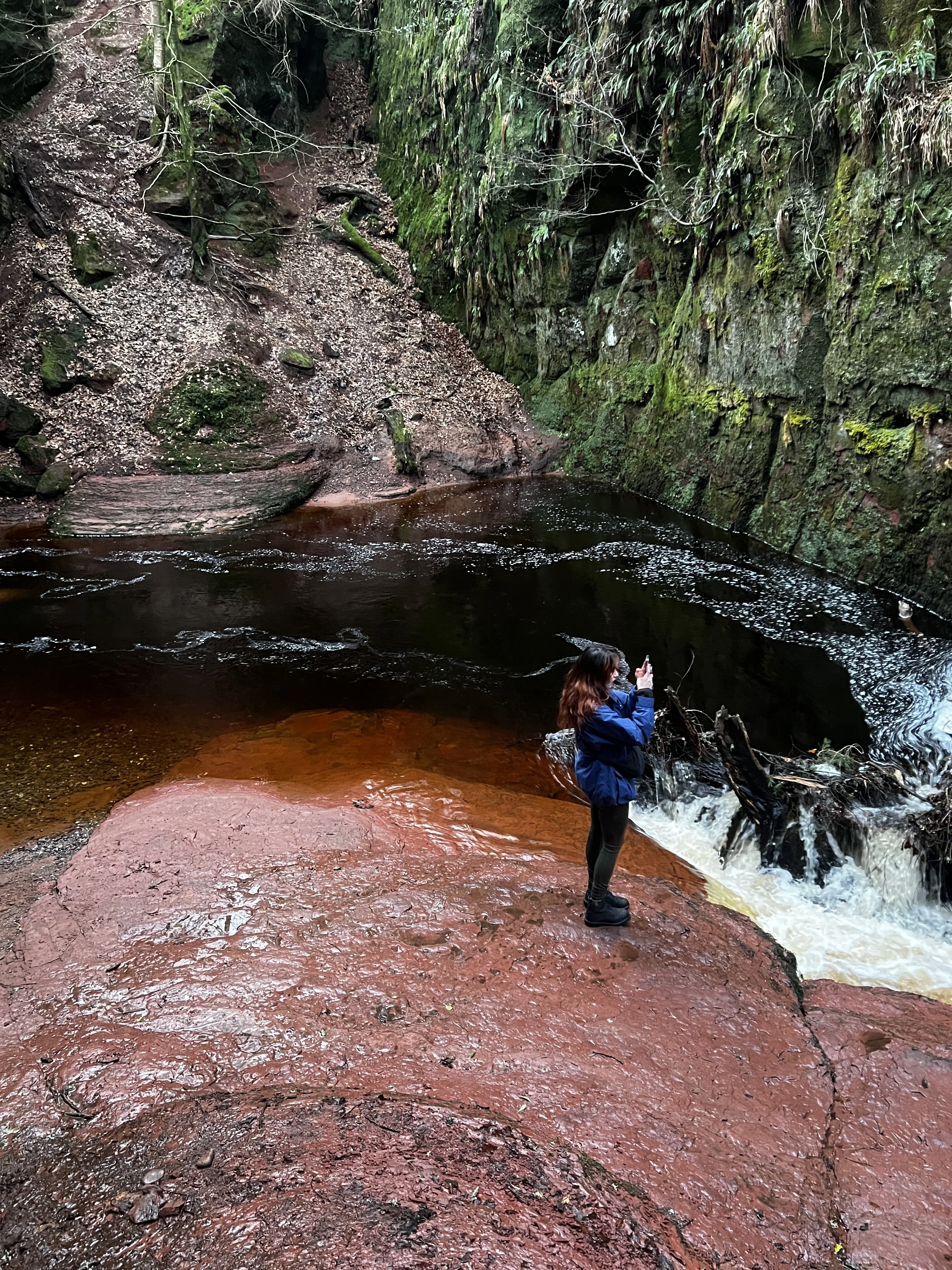 Rocky steps descending into the gorge